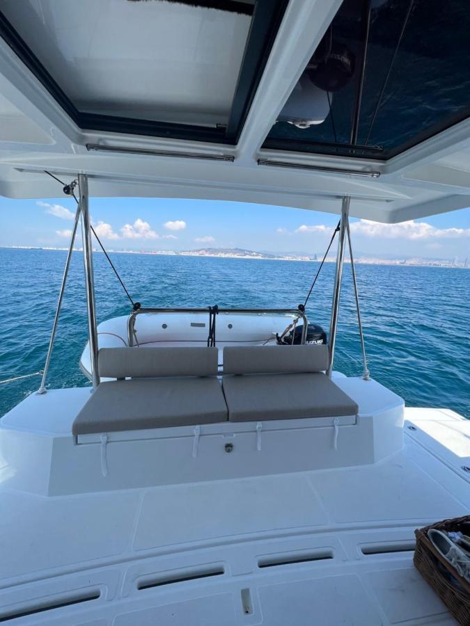 Private Exclusive Catamaran 'hang Loose' Barcelone